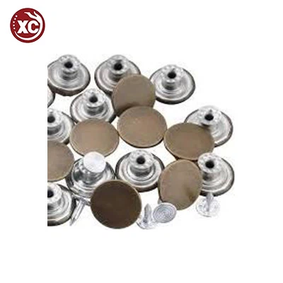 Pantalons amb tirants, botons